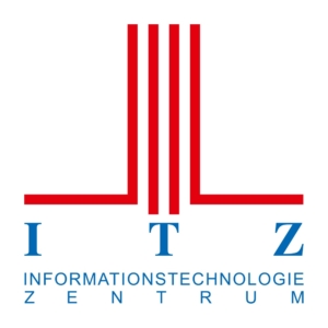 ITZ Logo auf weißem Hintergrund mit vier roten senkrechten Streifen, davon gehen die beiden äußeren nach rechts und links weg. Darunter steht in Blau ITZ und darautner ebenfalls in blau Informationstechnologie Zentrum.