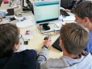 Schüler der Marienschule vor einem Bildschirm beim Arduino Schüler-Workshop.