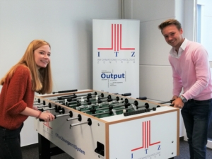 Jacqueline links und Jonas rechts vom ITZ Kickertisch