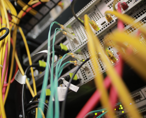 Serverkabel bunt Verschiedenfarbige Kabel im Inneren des Serverschrankes